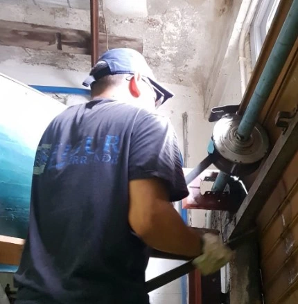 Serranda bloccata a Genova riparazione